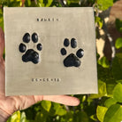 Placa de arcilla con las huellas de Bambi, hecha en casa